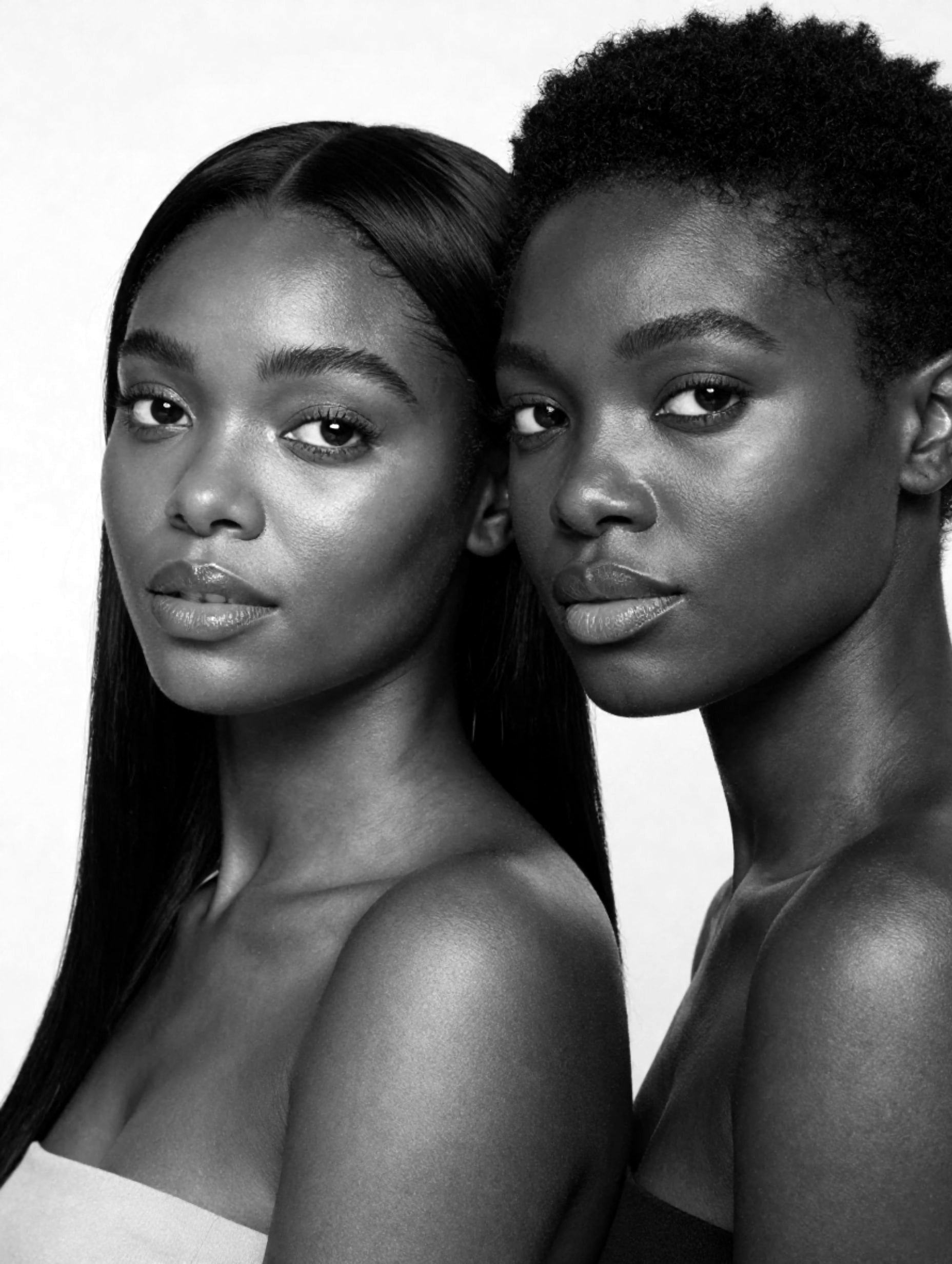 Deux femmes au teint mat, portrait rapproché, lumière naturelle.
